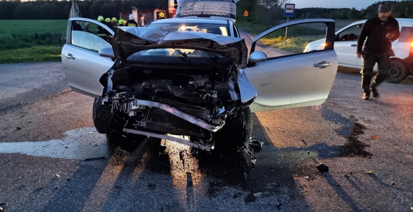 Wypadek w Kawęczynie. Opel corsa zderzył się z ciągnikiem...