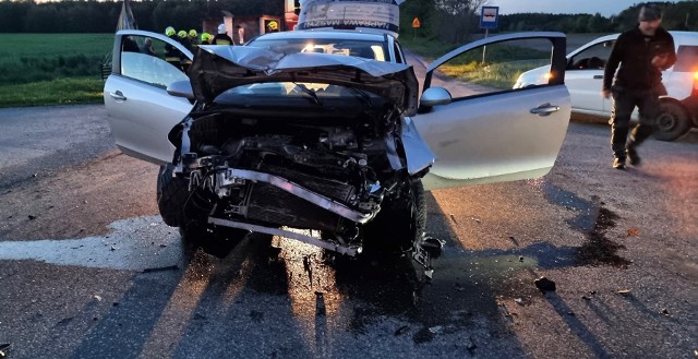 Wypadek w Kawęczynie. Opel corsa zderzył się z ciągnikiem rolniczym 9.05.2023