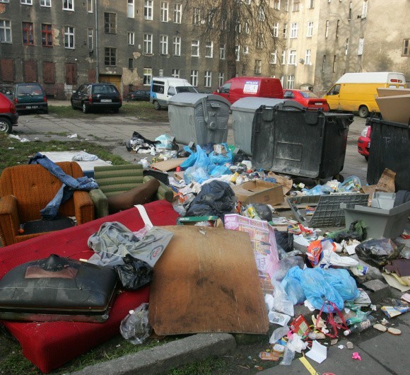 Tak wygląda śmietnik na podwórku mieszczącym się w środku kwartału ulic Chodkiewicza, Piastów, Krzywoustego i Śmiałego. Podrzucają tu "gabaryty" nie tylko ci mieszkańcy, którzy płacą za korzystanie z niego.