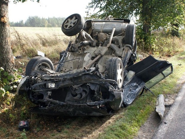 Opel omega dachował i uderzył w drzewo