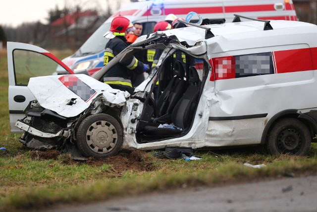 Z dostawczego opla combo strażacy wynieśli rannego kierowcę po wycięciu drzwi specjalistycznym sprzętem hydraulicznym