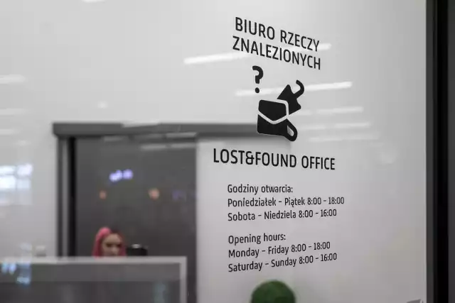 Po odbiór zgubionej rzeczy podczas pobytu na lotnisku należy zgłosić się do Biura Rzeczy Znalezionych (Lost&Found), które znajduje się na pierwszym piętrze