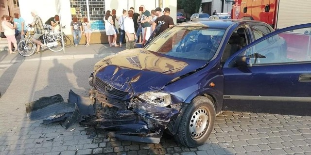 W sobotnie popołudnie, 31 sierpnia, na Placu 1000-lecia w Łabiszynie doszło do wypadku.- Na miejscu nasz zastęp zastał 5 uszkodzonych aut. Trzy z nich stały na parkingu. W zdarzeniu poszkodowane zostały 4 osoby z czego 2 ZRM przetransportował do szpitala - relacjonują strażacy z OSP Łabiszyn.  Strażacy udzielili pomocy poszkodowanym oraz usunęli wraki z jezdni.