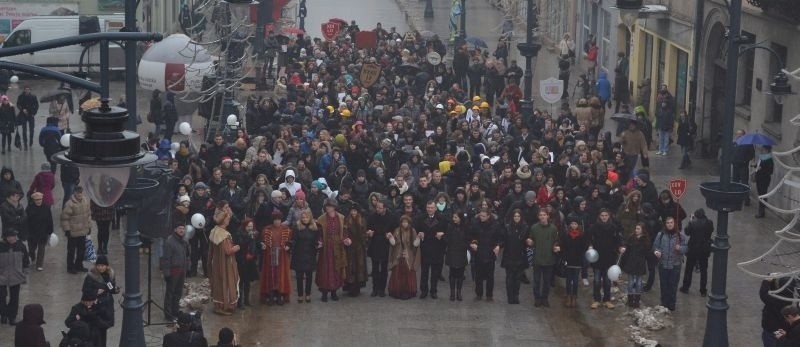 Maturzyści polonez Piotrkowska. Pocierali też nos Tuwima [zdjęcia]