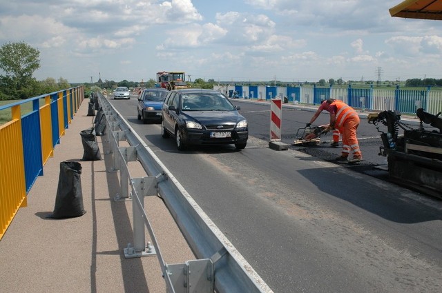 Wzmocnienia wymaga fragment najazdu na wiadukt, który jest częścią obwodnicy i przebiega nad linią kolejową. Sam wiadukt drogowcy wyremontowali w pierwszej połowie roku.