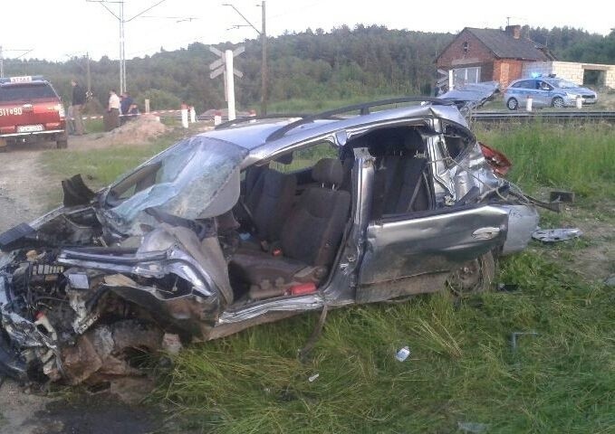 Daewoo zderzyło się z pociągiem na niestrzeżonym...