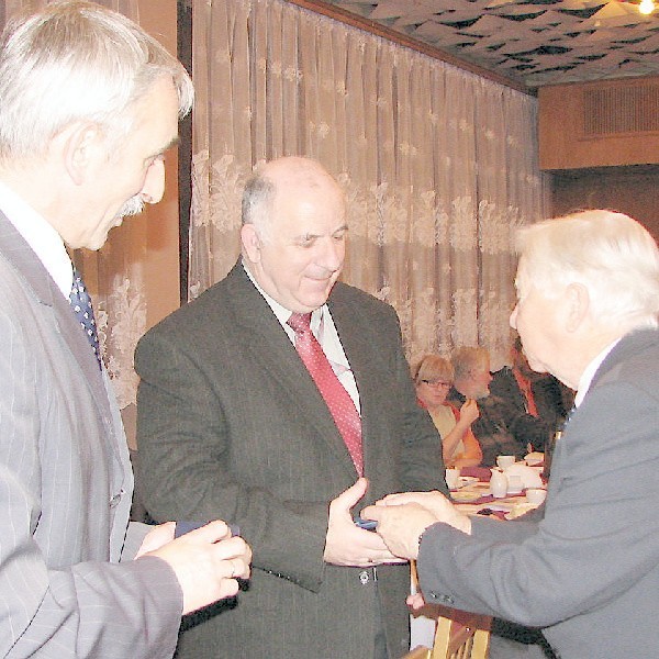 Jubileusz był okazją do wręczenia pamiątkowych medali: Andrzejowi Krawulskiemu (z lewej) i Stefanowi Oborskiemu z Rady Toruńskiej Federacji Stowarzyszeń Technicznych NOT. Z prawej Bogdan Balcer.