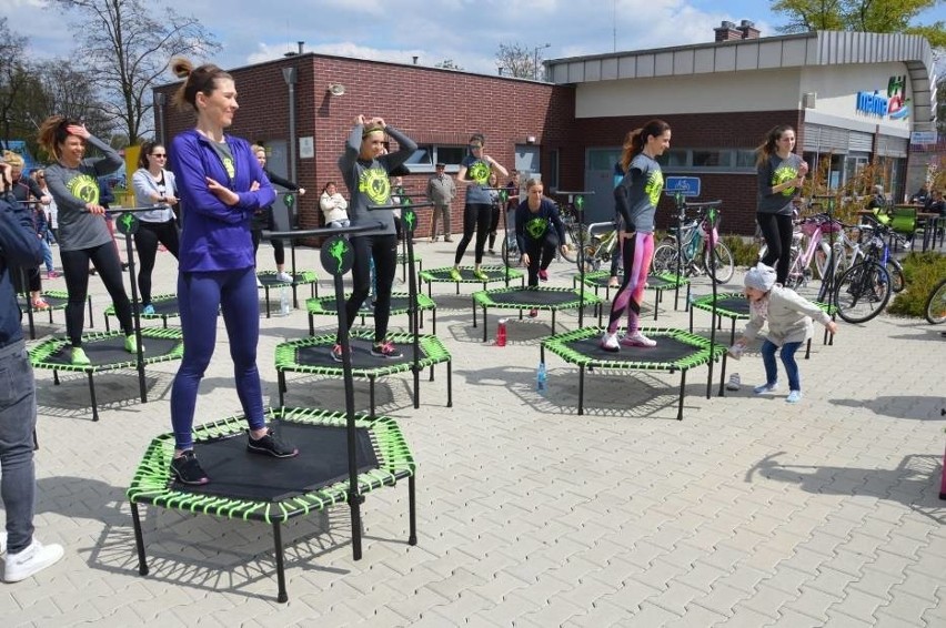 Majówkowy trening na trampolinach przy głogowskiej marinie [FOTO, FILM]