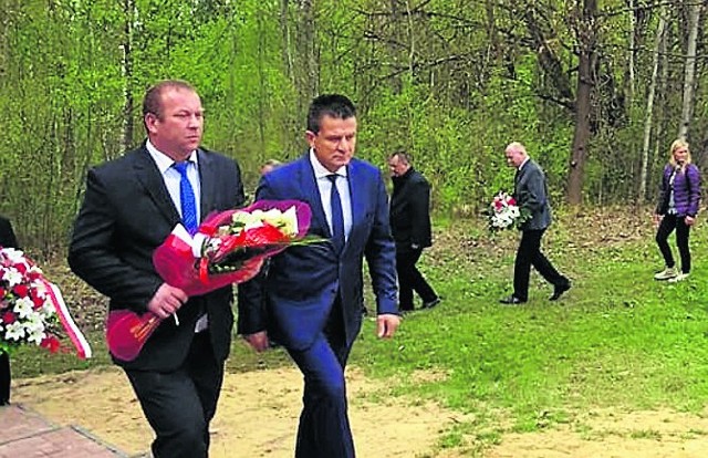 Kwiaty pod pomnikiem powstańców złożył między innymi Włodzimierz Górlicki, starosta szydłowiecki (z prawej).