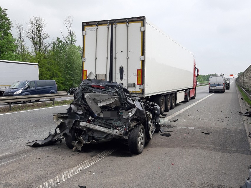 Opel zmiażdżony przez ciężarówki. Autostrada pod Wrocławiem zablokowana przez wiele godzin