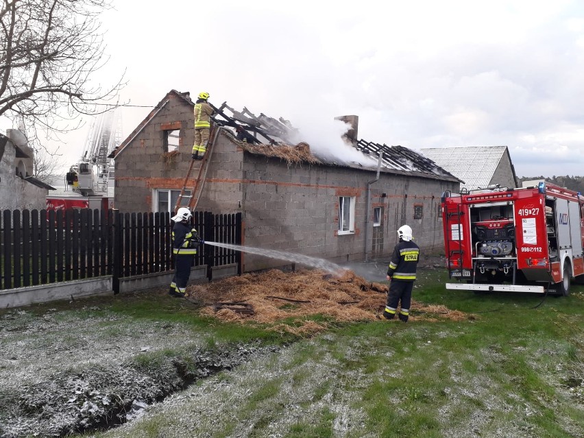Pożar budynku mieszkalno-gospodarczego w Witkowicach. Spaliła się składowana na poddaszu słoma
