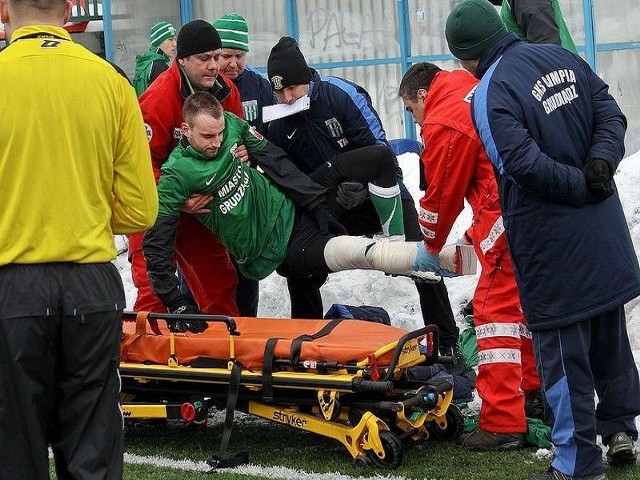 doznał złamania nogi podczas sparingu ze Stomilem Olsztyn. Nie wiadomo jeszcze, kiedy wróci na boisko.