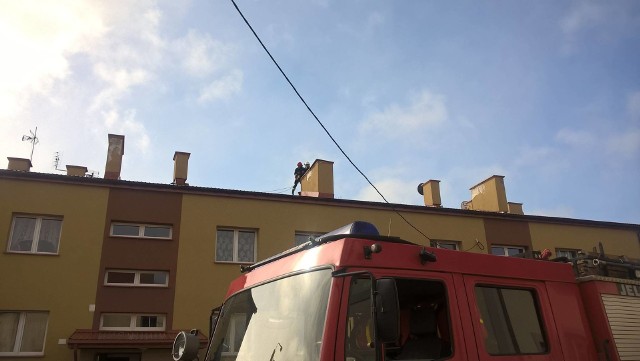 Dzisiaj rano strażacy wyjeżdżali na interwencje do bloku przy ul. Kilińskiego. Silny wiatr zerwał kawałek dachu.