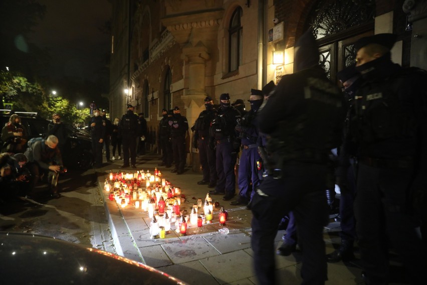 Kraków. Przed regionalną siedzibą PiS-u na ul. Retoryka zapłonęły znicze. Trwa "Pogrzeb Praw Kobiet" [ZDJĘCIA]