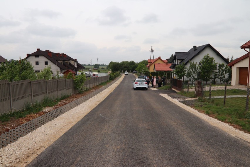 W gminie Łopuszno kolejne drogi zyskały asfalt. Więcej mieszkańców z dobrymi dojazdami