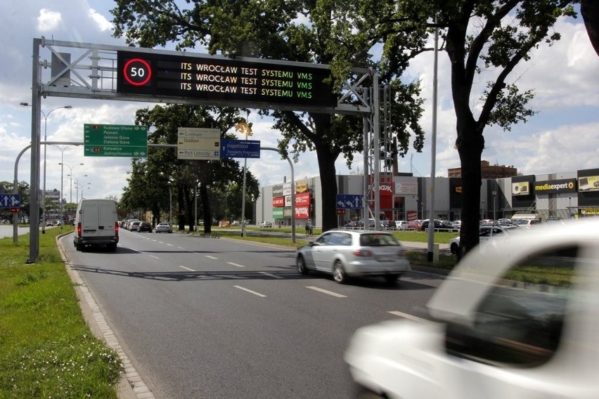 Wrocław: Testują tablice od ITS-u. Kierowcy skorzystają z nich po wakacjach (FOTO)