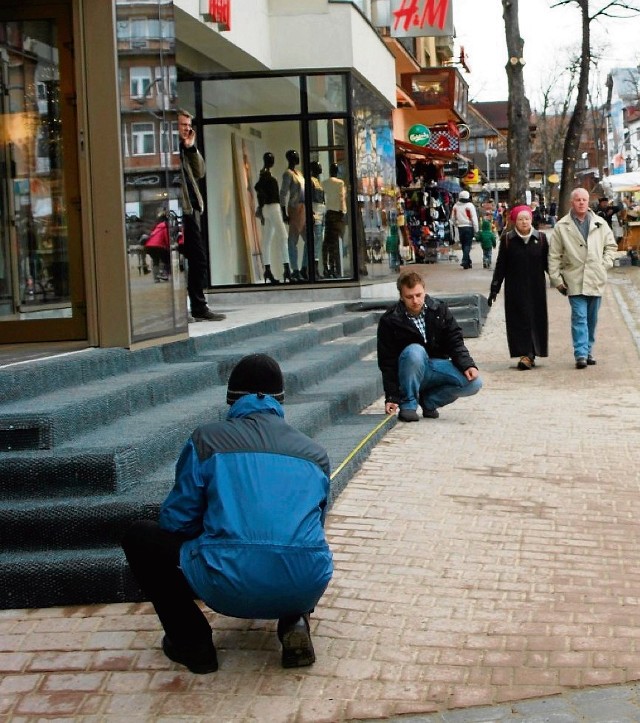 Schody przed H&M nielegalnie wybudowano w 2010 roku. Do dziś ich ani nie zalegalizowano, ani nie rozebrano. Kabaret "Majchergate" trwa na całego