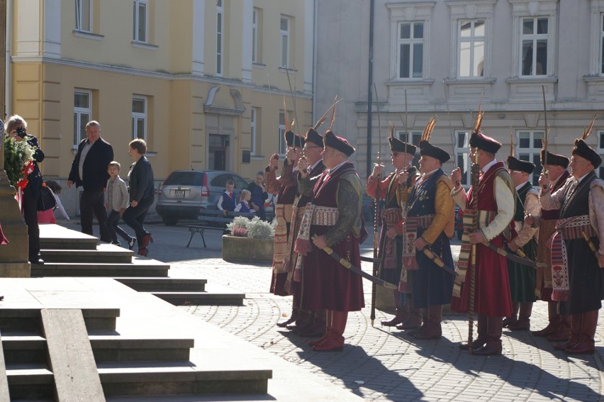 Pomnik Papieża przy farze poświęcony. Uroczystości przewodniczył biskup rzeszowski Jan Wątroba [ZDJĘCIA]