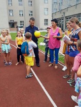 Policjanci zorganizowali rowerowy tor przeszkód dla dzieci z półkolonii