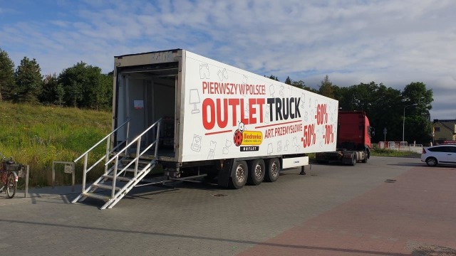 Outlet Trucki Biedronka jeżdżą po Polsce. Sieć znanych sklepów wprowadza kolejne udogodnienia dla klientów. Oto mobilne wyprzedaże