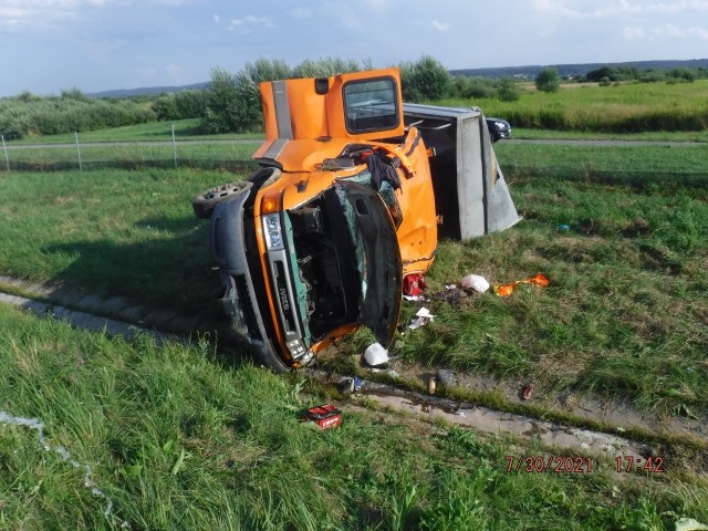 Do wypadku doszło na 459 kilometrze autostrady, na wysokości Krzeczowa. W akcji ratowniczej uczestniczyły jednostki OSP z Rzezawy i Bratucic oraz z PSP z Bochni