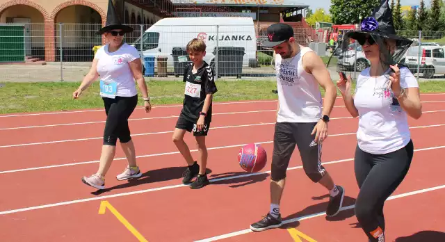 33-latek z Kielc pokonał dystans 5 kilometrów, podbijając piłkę