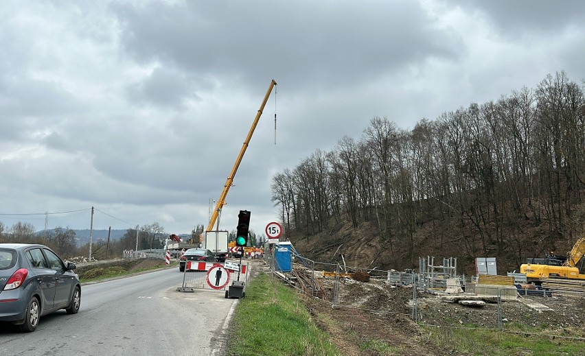 Koło Łapanowa trwa zbrojenie mostu na Stradomce, obiekt za 27 mln zł powstaje na drodze wojewódzkiej nr 966. Zobacz zdjęcia i wideo