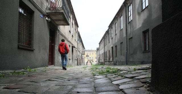 Skromne kamienice od ulicy Piotrkowskiej ciągną się aż do ulicy Silnicznej. To może powstać przeszklone patio.