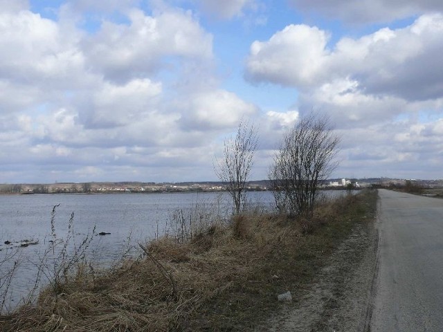 Droga Chroberz - Gacki jest przejezdna, a nadmiar wód mieści się w przepustach i wody spokojnie spływają w kierunku Zagości, Jurkowa i Wiślicy.