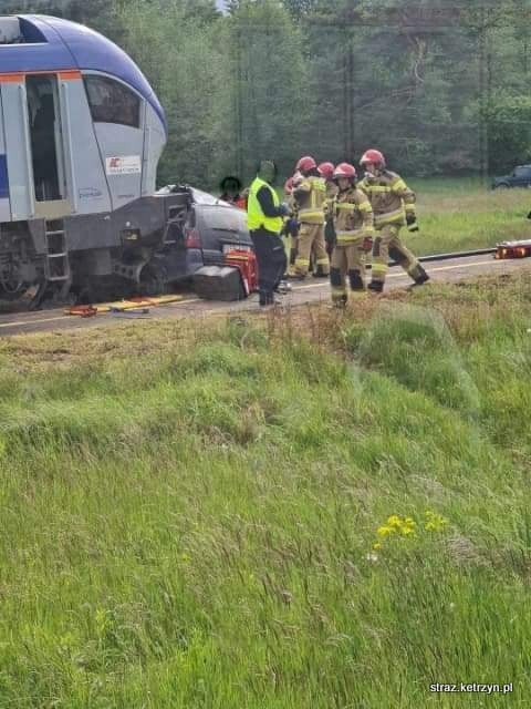 Tragiczny wypadek w Martianach. Samochód wjechał wprost pod pociąg. Nie żyją trzy osoby. Lekarze walczą o życie 11-latka [ZDJĘCIA]