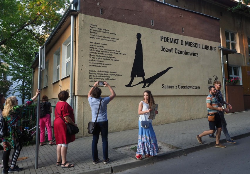 Lublinianie wyruszyli w trasę „Poematu o mieście Lublinie” Józefa Czechowicza. Zobacz fotorelację