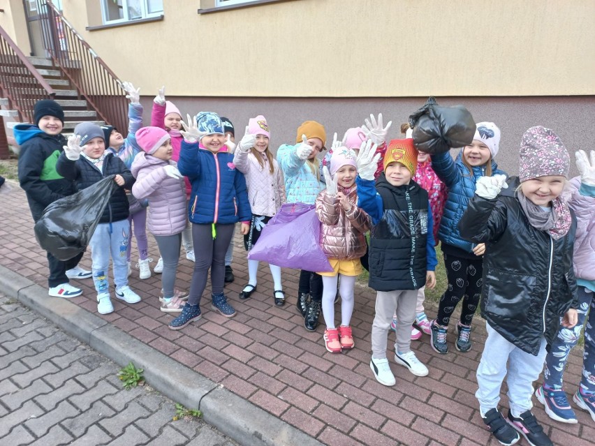Przedszkolaki i uczniowie z Miedzierzy zakasali rękawy i wzięli się za sprzątanie. Zobacz zdjęcia