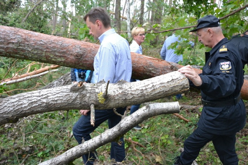 M. Błaszczak spotkał się ze strażakami koło Suszka. "Zrobiliśmy wiosła ze znaku, z desek, konarów"