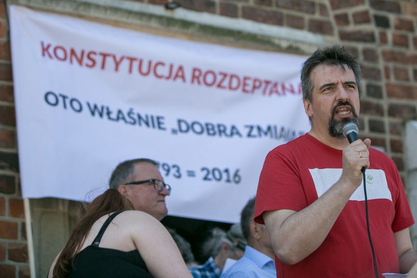 Kraków. Skromna manifestacja KOD na Rynku Głównym [ZDJĘCIA]