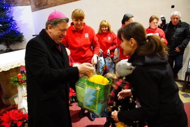 Caritas rozdała paczki dla dzieci i najuboższych.