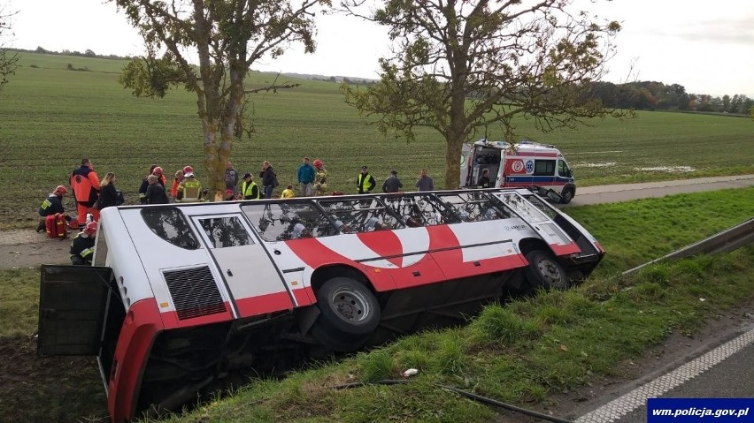 Wopławki: Wypadek autobusu z dziećmi przed Kętrzynem....