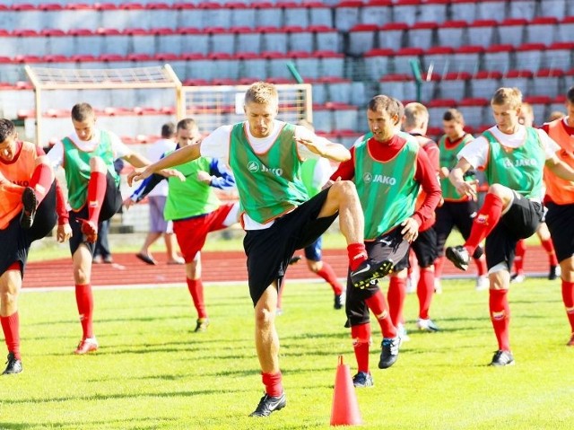 Piłkarze Chojniczanki wrócili do treningów. Na dniach okaże się, kto zostaje, a kto zmienia klub. Na zdjęciu: Szymon Matuszek.