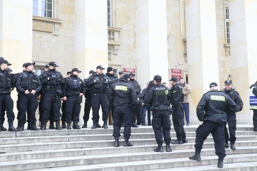 Wrocław: Alarm bombowy w urzędzie wojewódzkim. Ewakuacja