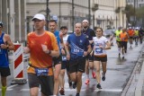 42. PZU Orlen Maraton Warszawski [27.09.2020]. Deszczowa niedziela na maratonie w stolicy. Zdjęcia z trzeciej tury biegu stacjonarnego