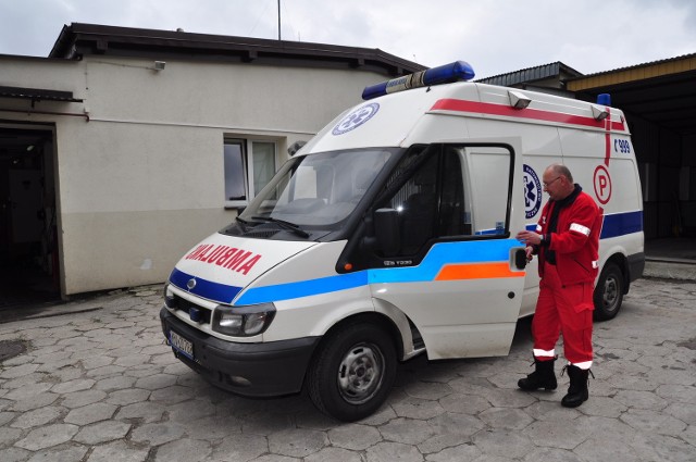 W ciągu dnia w krynickiej podstacji pogotowia ratunkowego do wyjazdu gotowa jest karetka typu "P". W nocy taki ambulans na wezwanie jedzie aż z Nowego Sącza, czyli ponad 30 kilometrów