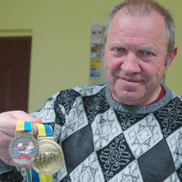 - Gotowe są już medale dla uczestników tegorocznych biegów - mówi Jan Stanisławczyk, komandor oleskich biegów.