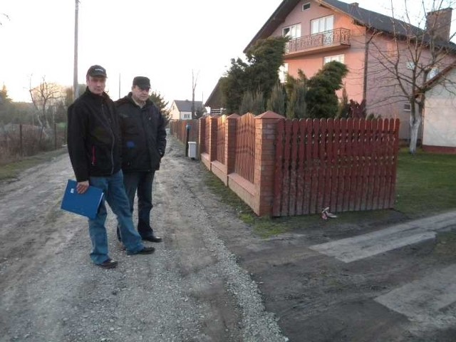 Konrad Nielipiński (z teczką) i Kazimierz Walski mieszkańcy ulicy Ludowej w Tarnobrzegu z niecierpliwością czekają na poprawę nawierzchni drogi, przy której stoją ich domy.