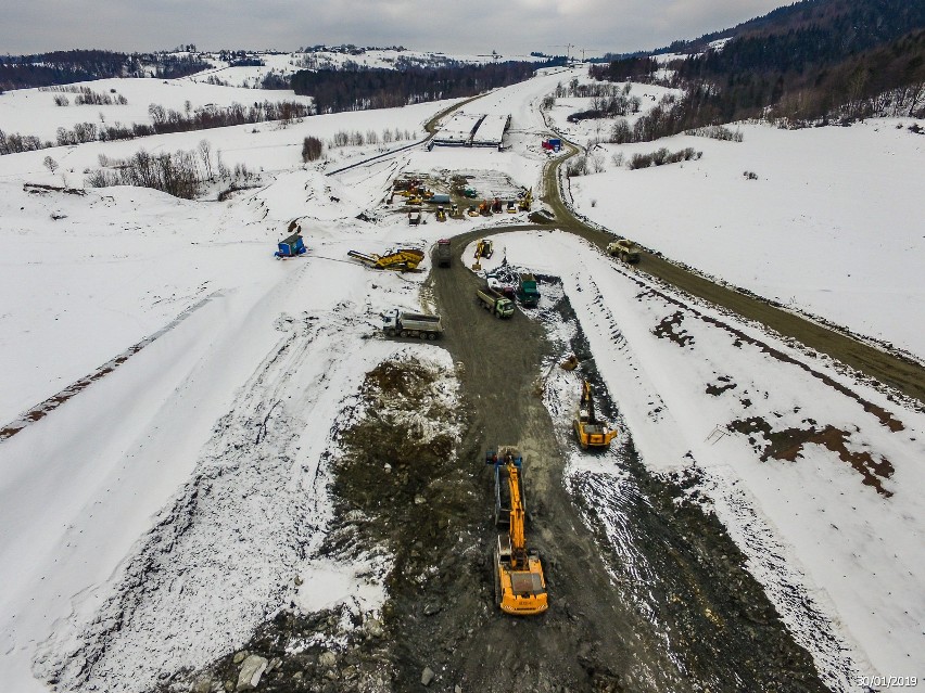 Budowa zakopianki. Budowlańcom zima nie jest straszna, nowa trasa coraz bliżej!