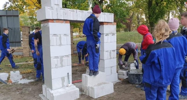 Budowa łuku triumfalnego ruszyła przy hali sportowej "Elektryk" w Nowej Soli. To jeden z efektów projektu szkoły o nazwie "Na mur beton"