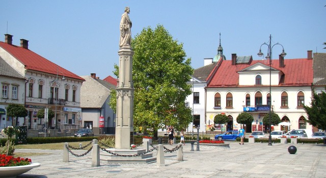 Pomnik św. Jana Kantego góruje nad Rynkiem w Kętach