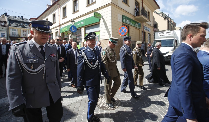 Dzień Samorządowca w Rzeszowie. Zobacz przemarsz barwnego korowodu [ZDJĘCIA]