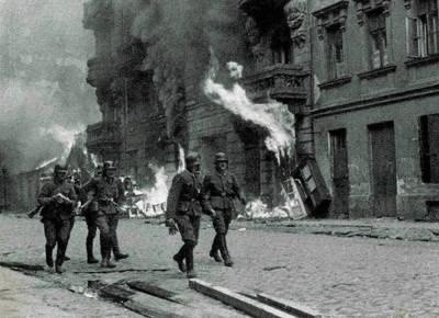 Niemieckie oddziały w warszawskim getcie dysponowały przewagą liczebną i nowoczesną bronią FOT. ARCHIWUM