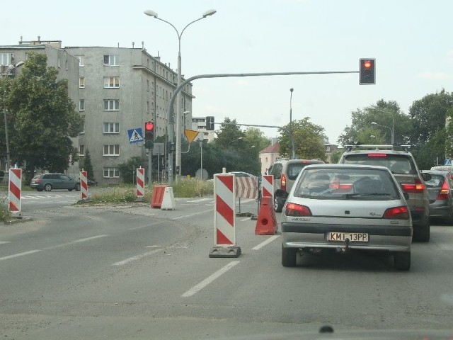 Od kilku dni kierowcy jeżdżą po nowej jezdni alei Tysiąclecia Państwa Polskiego w Kielcach, ale wjeżdżają do Warszawskiej po zwężonym odcinku starej jezdni.