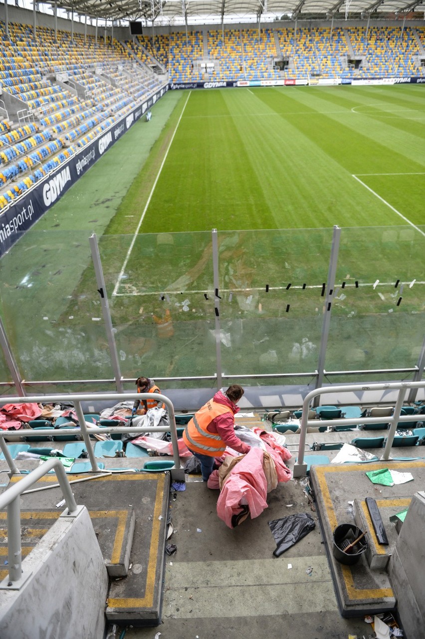 Zniszczony stadion po meczu Arki Gdynia z Lechią Gdańsk