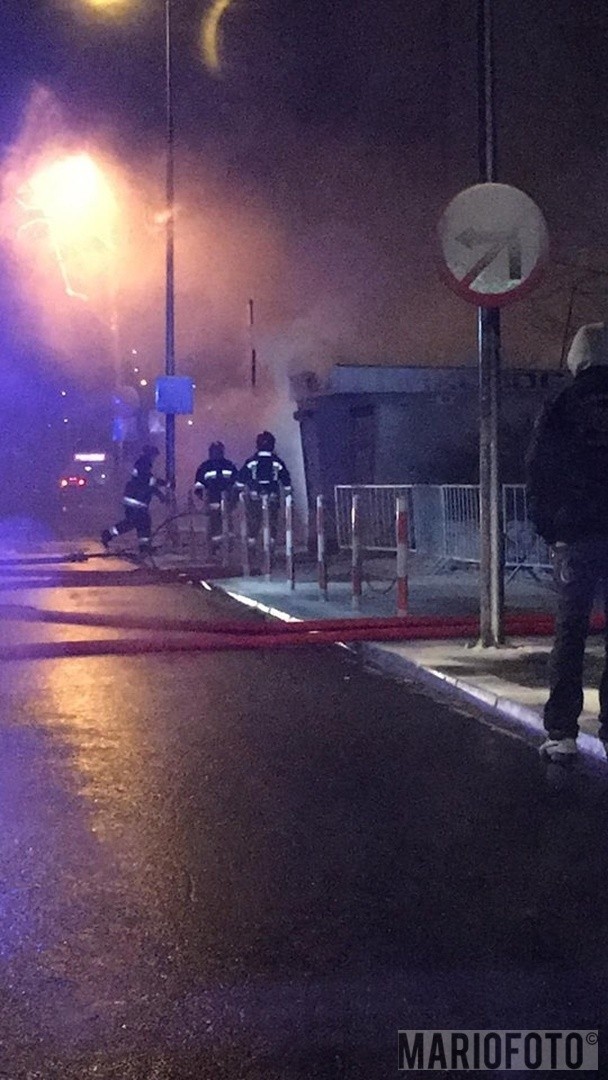 Dwa zastępy strażaków gasiły w piątek wieczorem pożar kiosku...